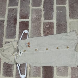 Onsie size 3-6 months. Worn once. Comes with hat.